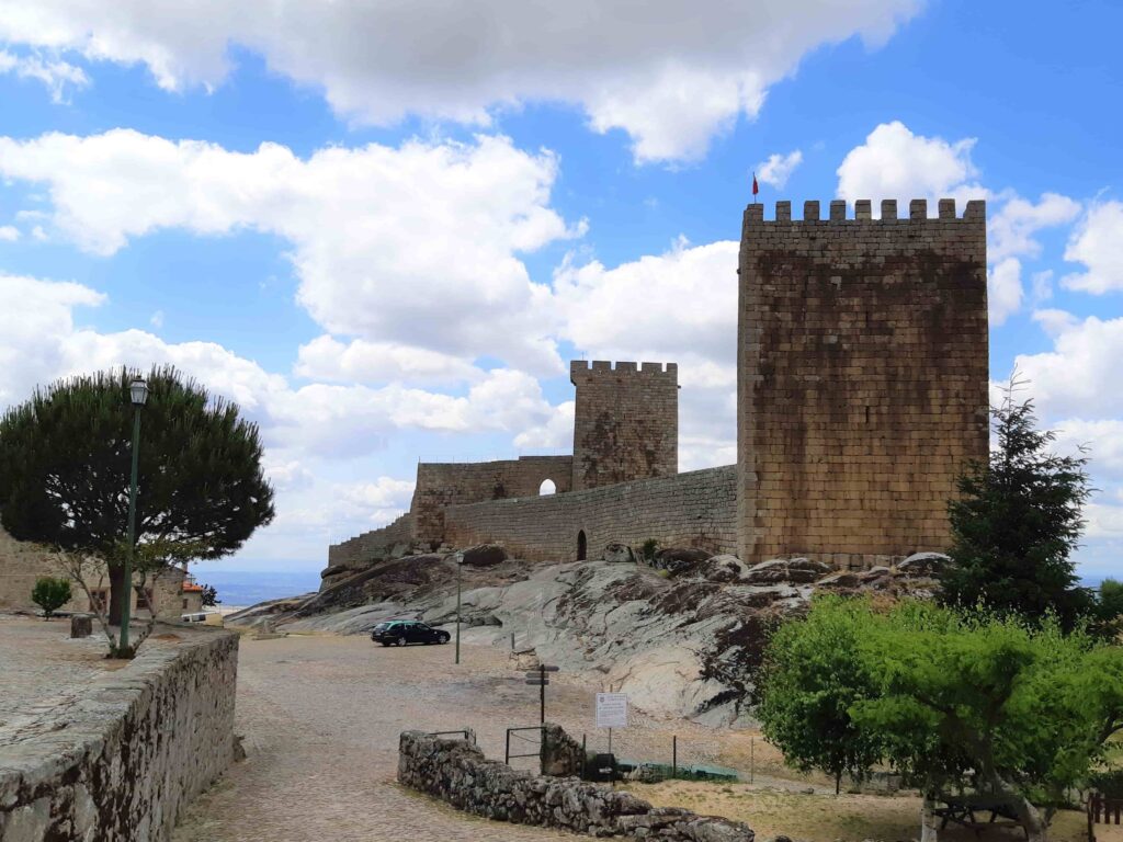 二つの塔のあるリニャレス城（後方からの視点）