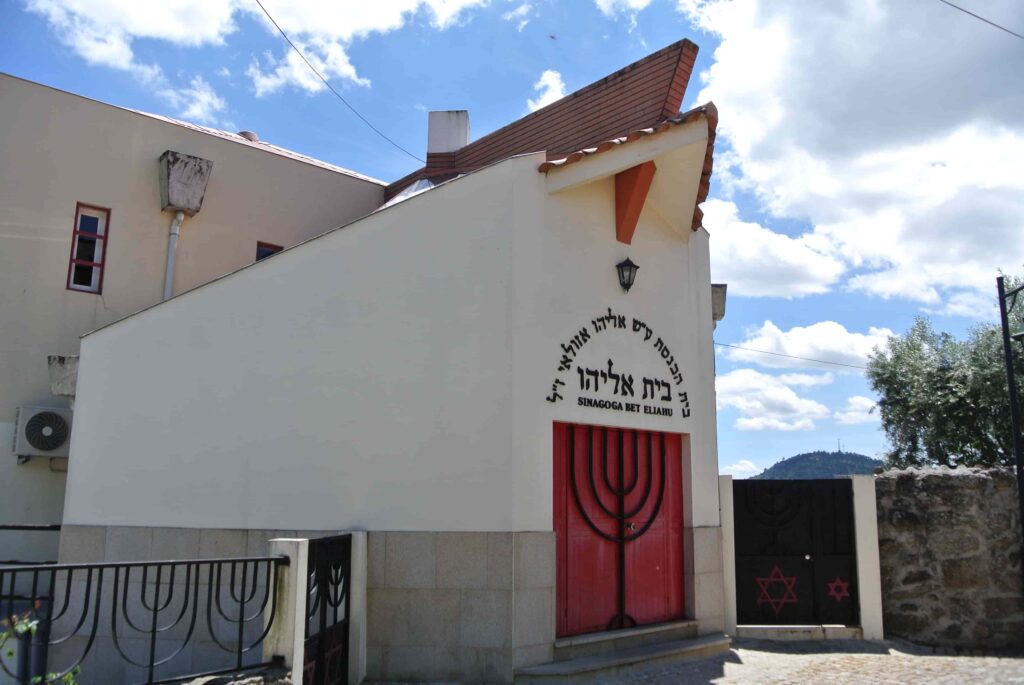 シナゴーグ　三角屋根と赤い扉の建物