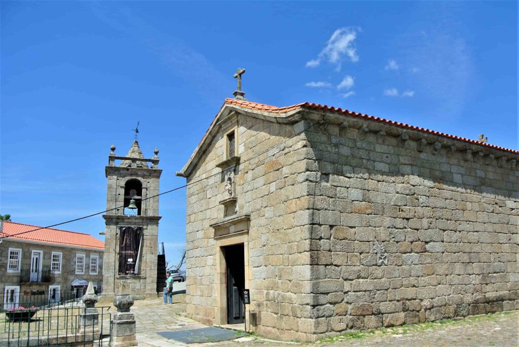 サンティアゴ教会と隣に建つ鐘楼