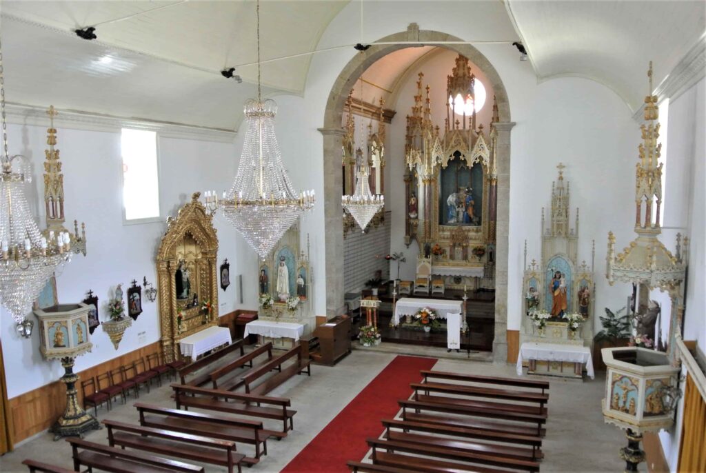 マトリース・デ・ベルモンテ教会内部　豪華な祭壇と照明を備える