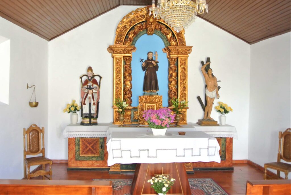シンプルな祭壇を備えた礼拝堂内部