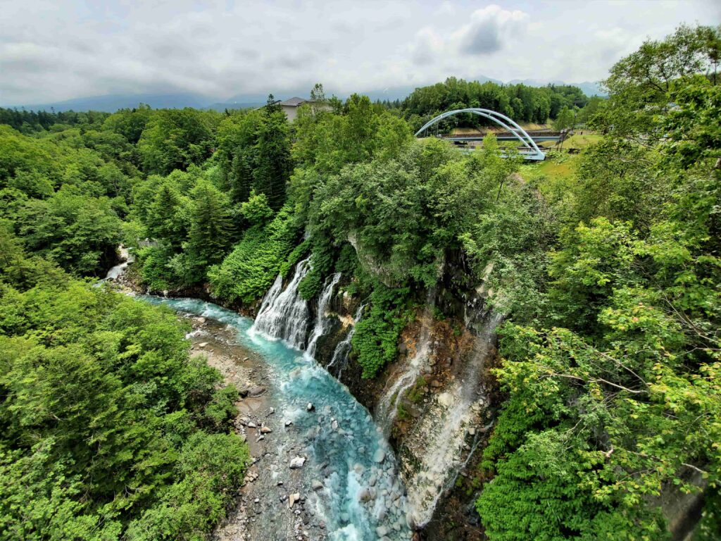 鉄橋と白ひげの滝と川の風景