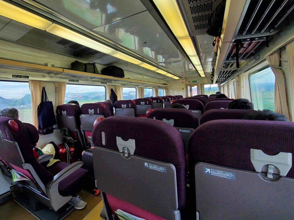 特急オホーツク１号　2席　通路　2席の配置の車両内　紫色のシート