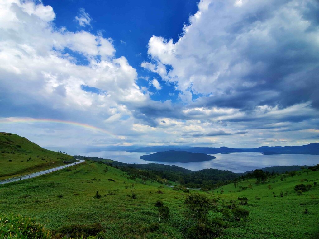 虹のかかる屈斜路湖の風景