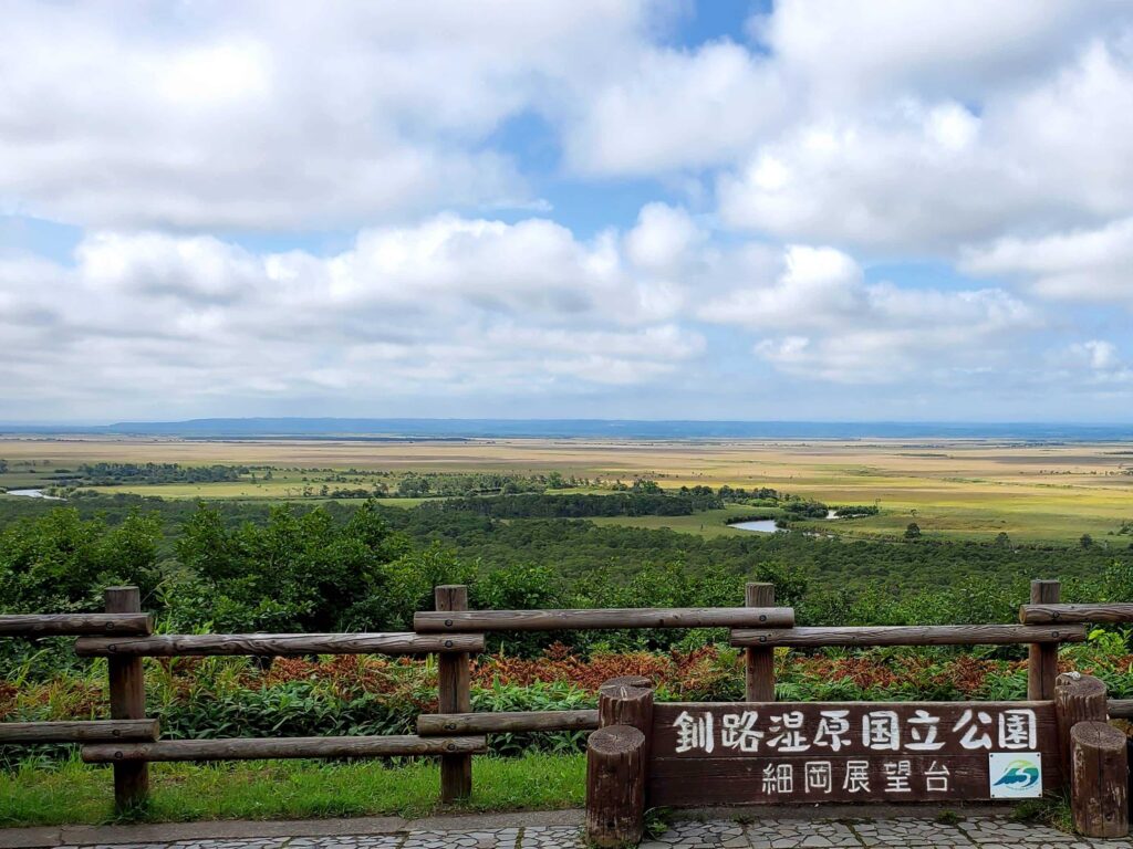 細岡展望台から見る釧路湿原の風景と釧路湿原国立公園の看板