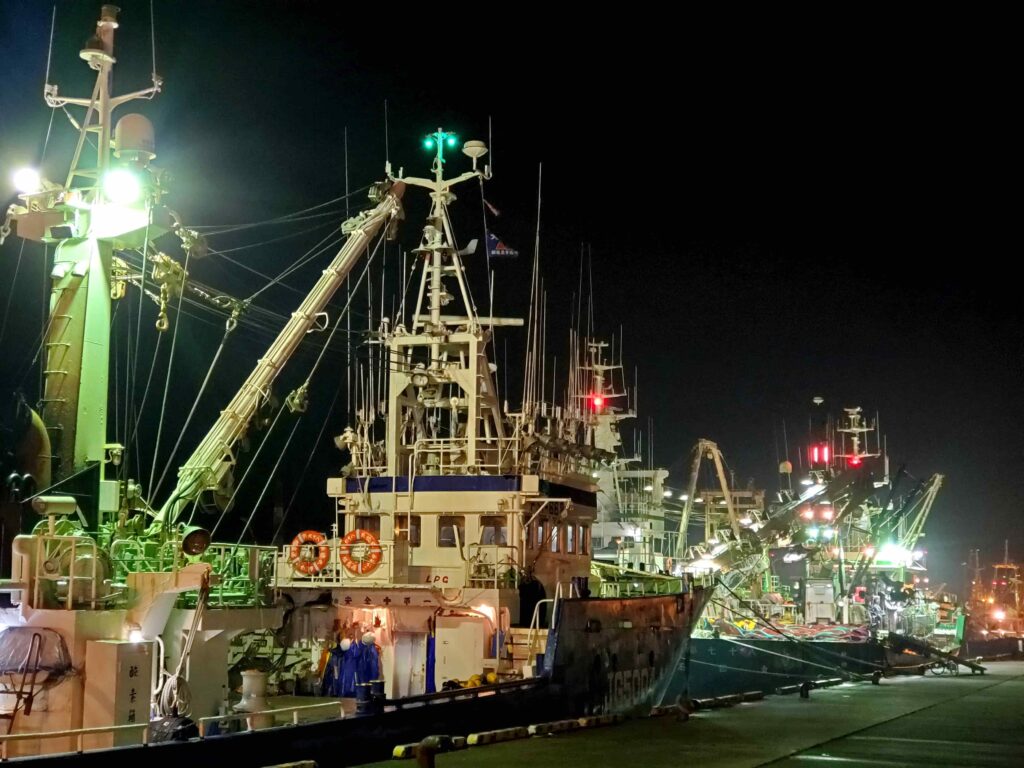 釧路港に夜停泊する漁船